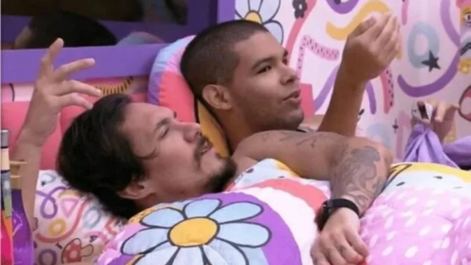 BBB22: Vyni pede noite quente com Eli: “Faz de conta que você gosta de mim igual a Nat”