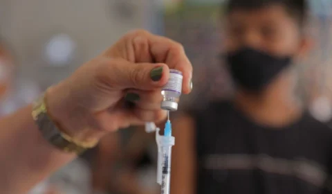 Covid-19: Vacinação é reforçada para quem tem 12 anos ou mais em escolas de Manaus