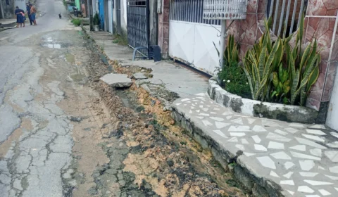 Urgente: água  de bueiro causa alagamentos em casas no bairro zumbi 3; veja fotos