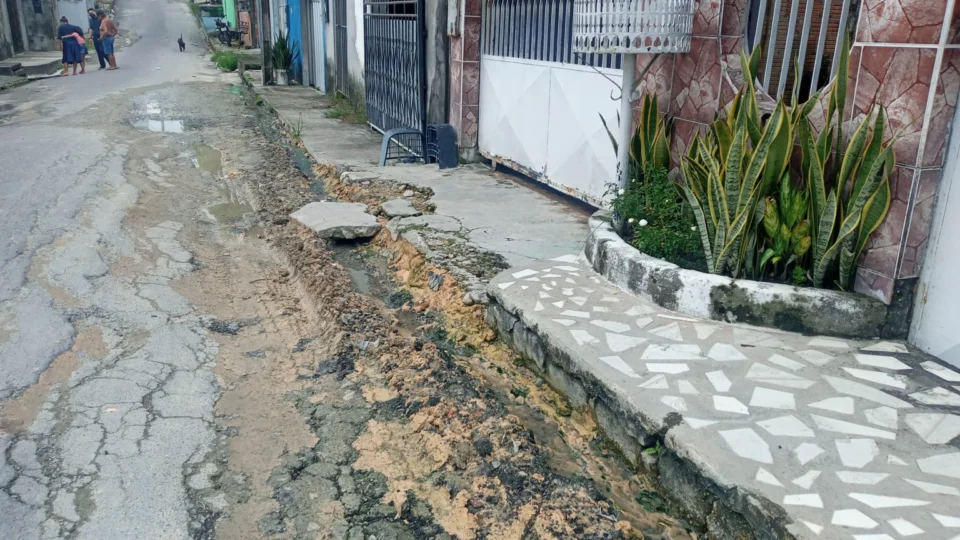 Urgente: água  de bueiro causa alagamentos em casas no bairro zumbi 3; veja fotos
