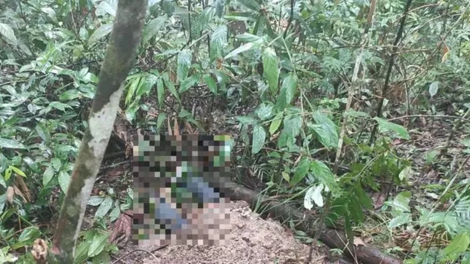 Homem  é encontrado morto com pernas para fora de cova rasa