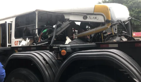 VEJA IMAGENS! Colisão deixa 12 pessoas feridas em ônibus; cobradora ficou presa às ferragens