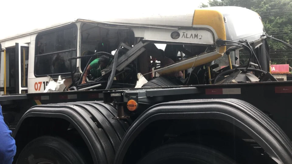 VEJA IMAGENS! Colisão deixa 12 pessoas feridas em ônibus; cobradora ficou presa às ferragens