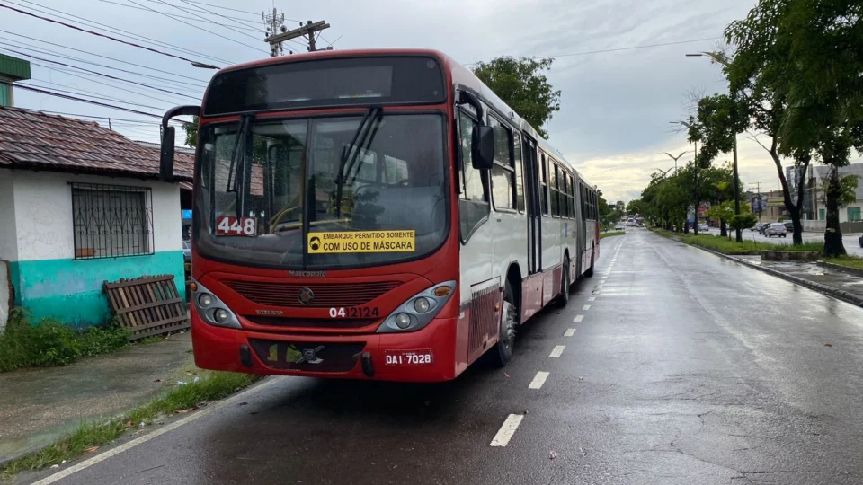 Assalto: trio toca o terror na linha de ônibus 448 no bairro Cidade Nova; imagens