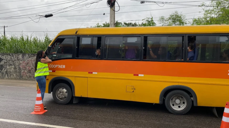 Operação de fiscalização flagra motorista de ‘Amarelinho’ dirigindo com CNH vencida na zona Leste