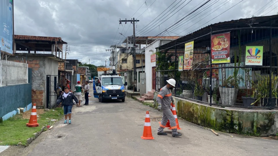 Cabo de rede elétrica rompe e deixa moradores sem energia e aflitos, no Coroado