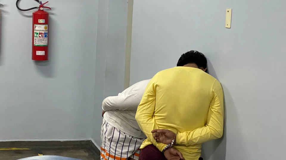Dois homens foram presos com arma e entorpecentes no bairro Chapada