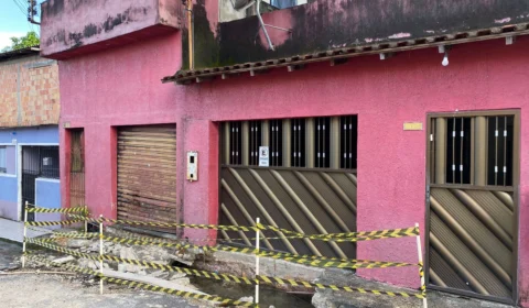 Cratera em frente a imóvel prejudica e preocupa moradores de duas residências, no bairro Amazonino Mendes