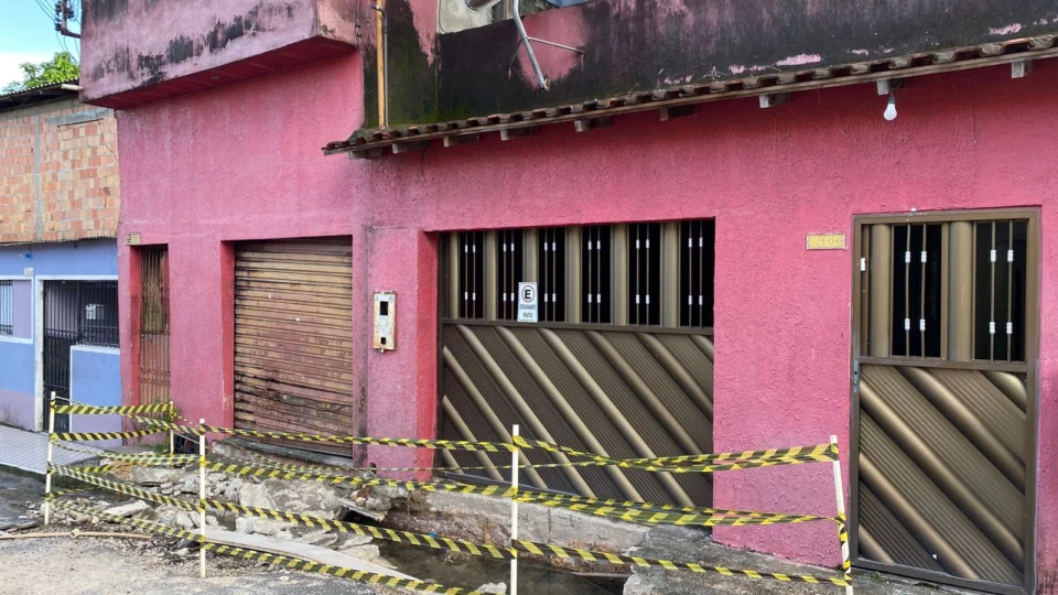 Cratera em frente a imóvel prejudica e preocupa moradores de duas residências, no bairro Amazonino Mendes