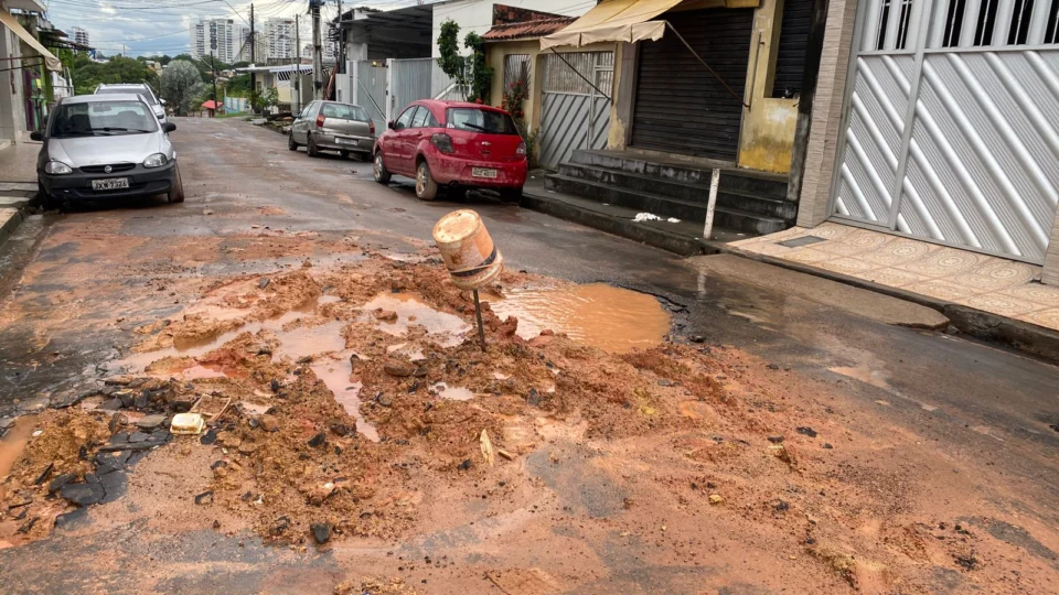 Vazamento, cratera e lama causam transtornos em rua do bairro Aleixo