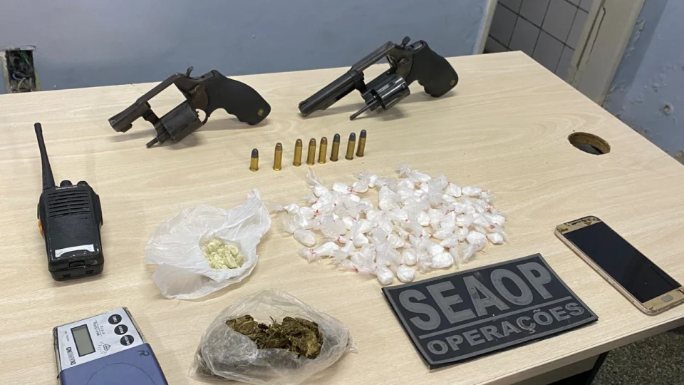 Homem é preso e drogas e armas são apreendidas no bairro Santa Etelvina