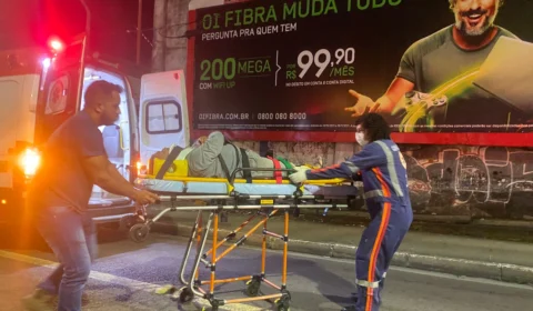 Motorista de aplicativo e motociclista colidem próximo ao Sambódromo