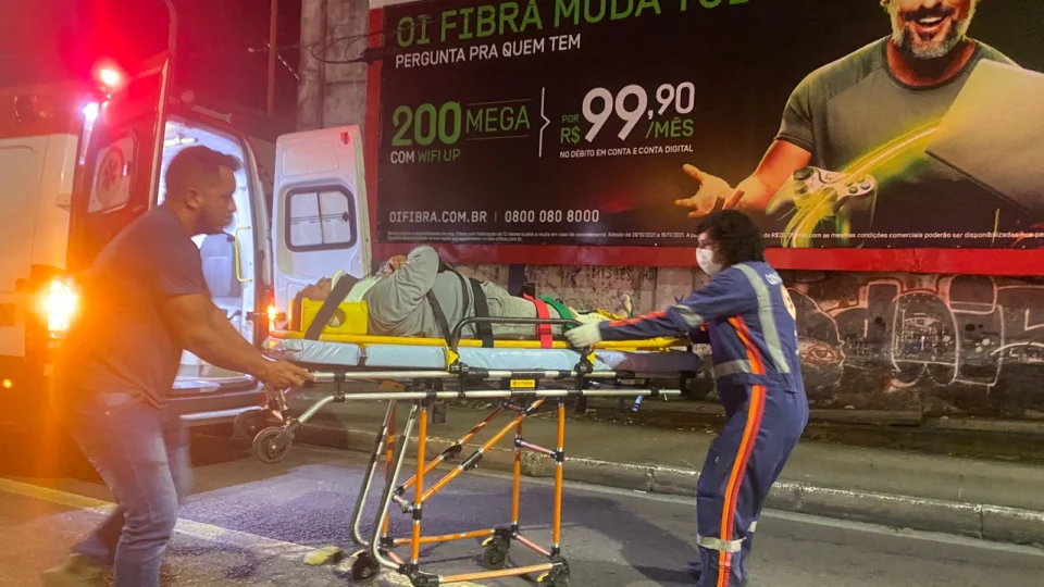 Motorista de aplicativo e motociclista colidem próximo ao Sambódromo