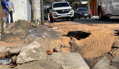Adutora rompe em avenida do bairro Cachoeirinha