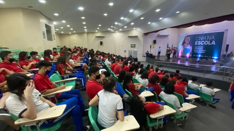 Projeto “CNH na Escola” abre atividades com aula inaugural em Ceti na Compensa