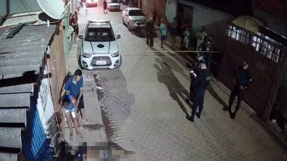 VEJA VÍDEO: Homem se irrita com crianças, atira e mata jovem que estava na rua
