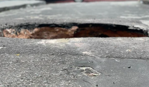 Carros caem em buraco e moradores reclamam no bairro Vila da prata