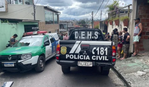 Idoso é encontrado morto com marcas de facadas dentro de casa em Manaus