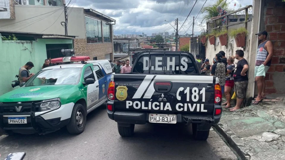 Idoso é encontrado morto com marcas de facadas dentro de casa em Manaus