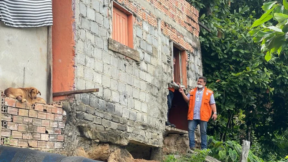 Parte de casa desmorona no bairro Mauazinho