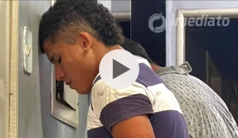 Ouça o momento em que motorista implora para que bandidos levem somente o carro durante assalto