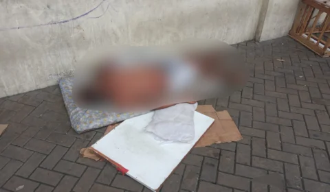 Durante briga, venezuelano ataca morador de rua com tesoura, é espancado e preso