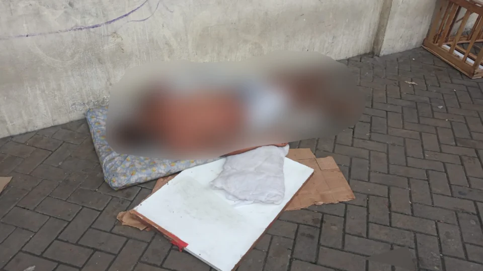 Durante briga, venezuelano ataca morador de rua com tesoura, é espancado e preso