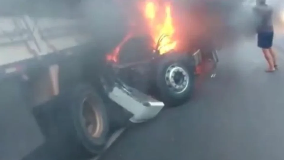 Veja vídeo! motorista morre após colidir com carreta dirigida pelo pai