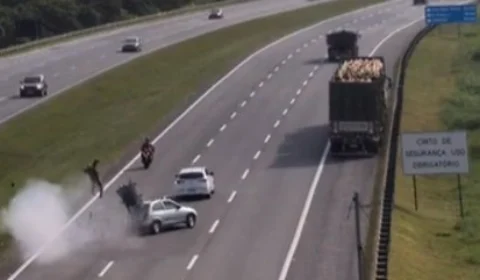 Motociclista ‘voa’ em grave acidente de estrada; veja!