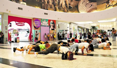 Fãs fazem El passo de Anitta em shopping; veja vídeo