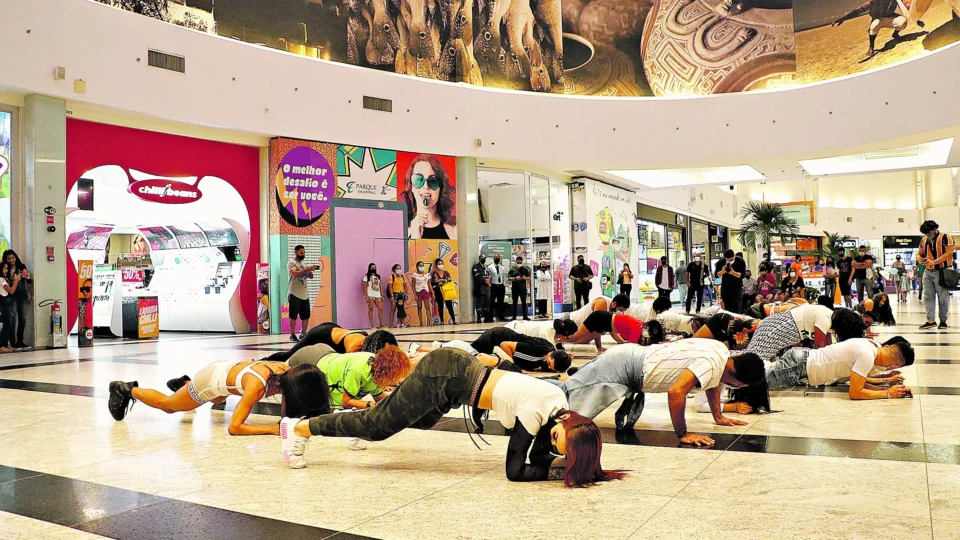 Fãs fazem El passo de Anitta em shopping; veja vídeo