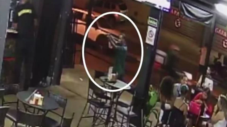 Cliente de bar tenta matar segurança a tiros; veja vídeo!
