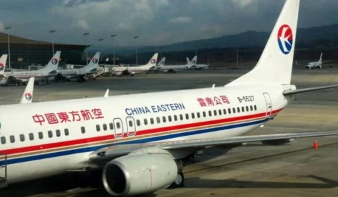 Tragédia: avião com 132 pessoas cai a bordo no Sul da China