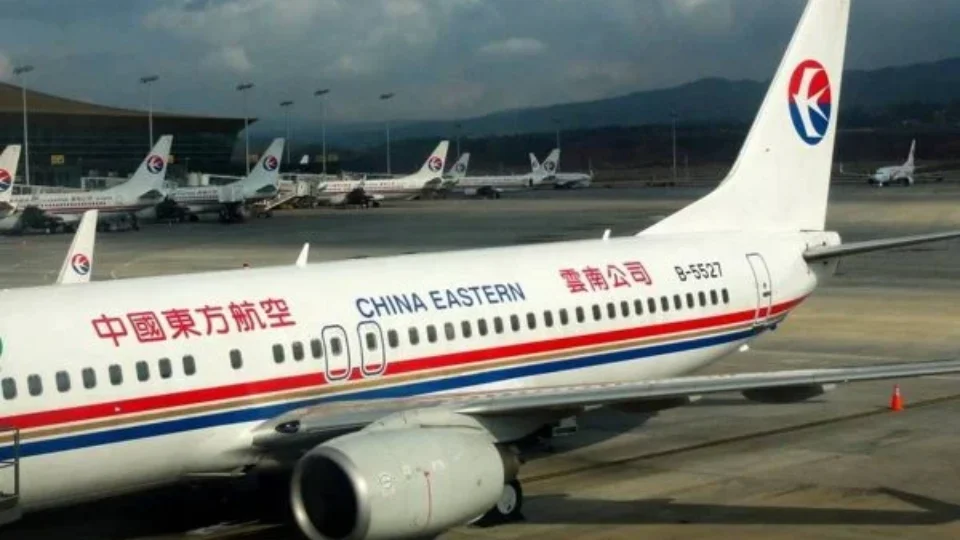 Tragédia: avião com 132 pessoas cai a bordo no Sul da China