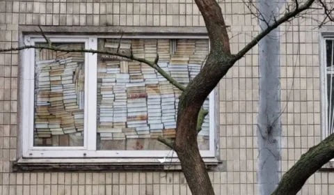 Imagem mostra “barricada de livros” em janela de apartamento em Kiev