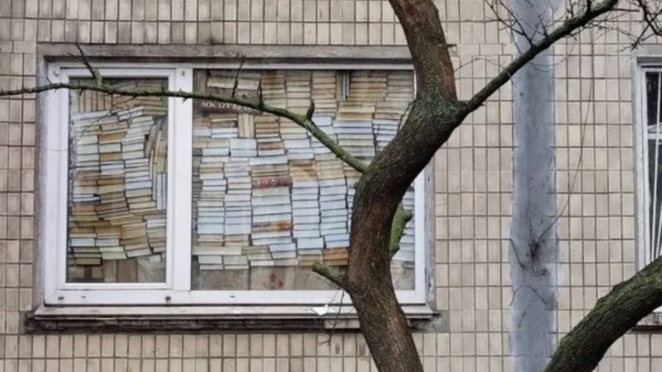 Imagem mostra “barricada de livros” em janela de apartamento em Kiev