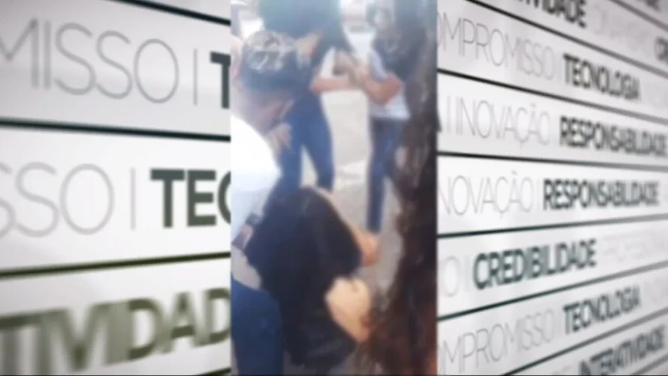 Vídeo mostra confusão na rua entre estudantes após aula