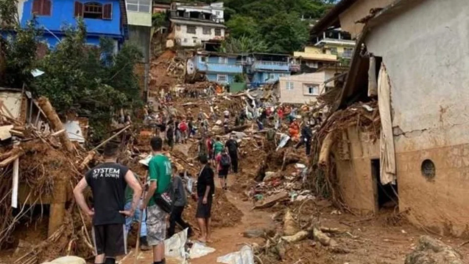 Tragédia: mortos chegam a 233 em Petrópolis e três desaparecidos