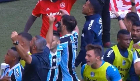 VEJA VÍDEO: Celular é arremessado contra o rosto de jogador do Grêmio