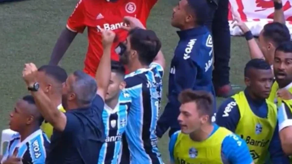 VEJA VÍDEO: Celular é arremessado contra o rosto de jogador do Grêmio