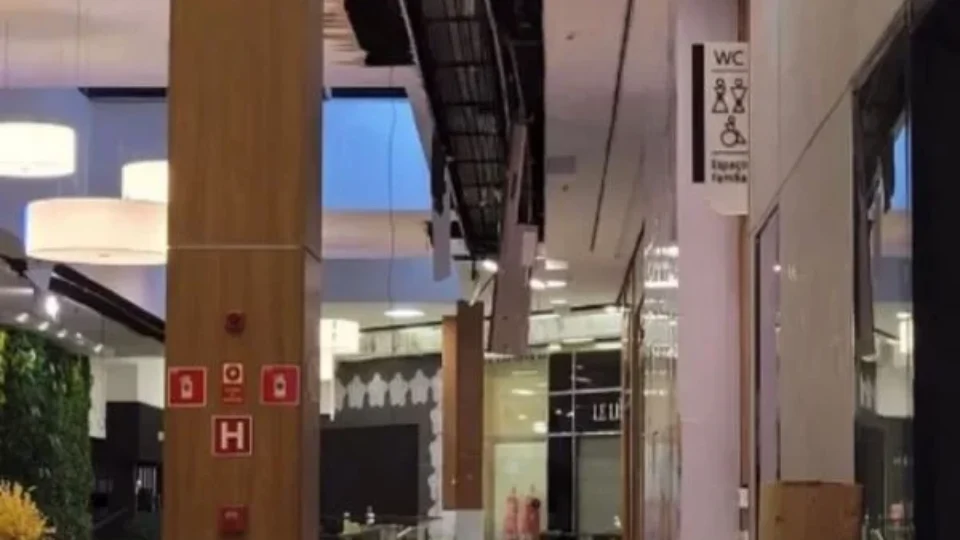 Parte do teto de shopping desaba na Paraíba; veja vídeo