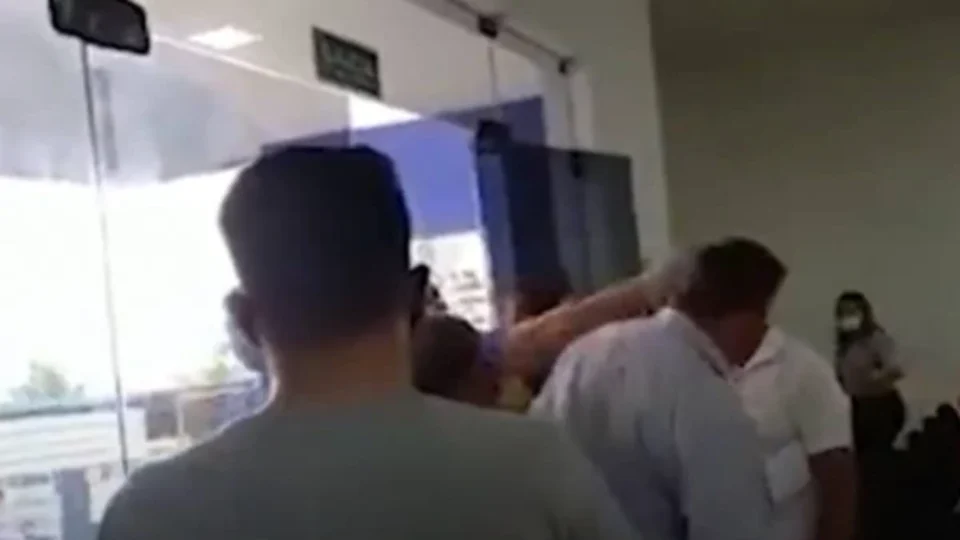 Veja vídeo! ex-prefeito dá soco em vereador e interrompe audiência no Pará