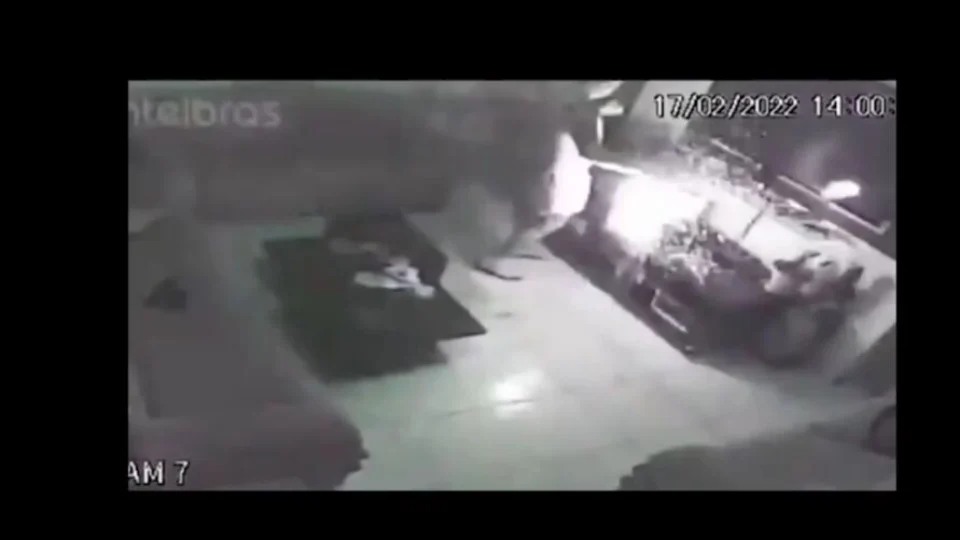 VEJA VÍDEO: Cigarro eletrônico explode na boca de músico
