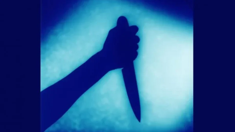 Idoso é preso após cravar faca no peito do próprio filho