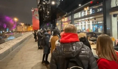 Russos fazem filas antes de fast food fechar no país; veja vídeo