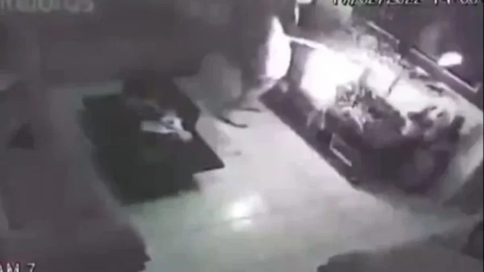 Vídeo: cigarro eletrônico explode na boca de cantor