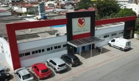 Mãe é presa suspeita de arremessar bebê contra o chão e pisoteá-la