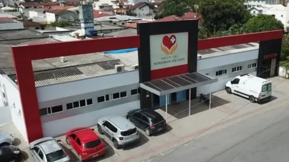 Mãe é presa suspeita de arremessar bebê contra o chão e pisoteá-la