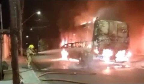 Homem coloca fogo em ônibus após entregar carta de ameaça a motorista; VEJA