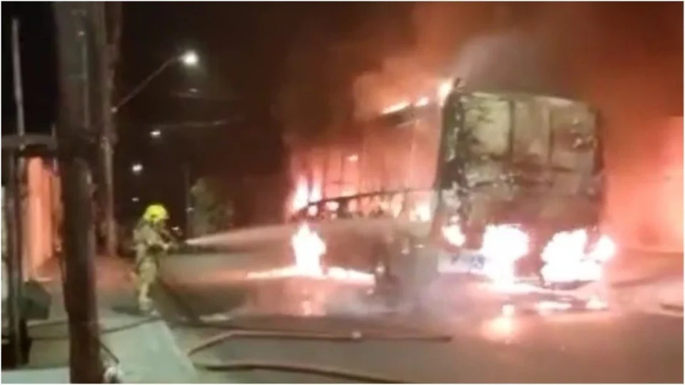 Homem coloca fogo em ônibus após entregar carta de ameaça a motorista; VEJA